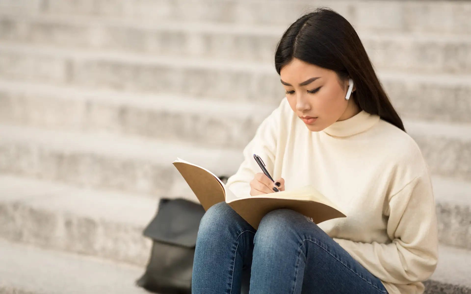 Une personne écrivant dans un journal