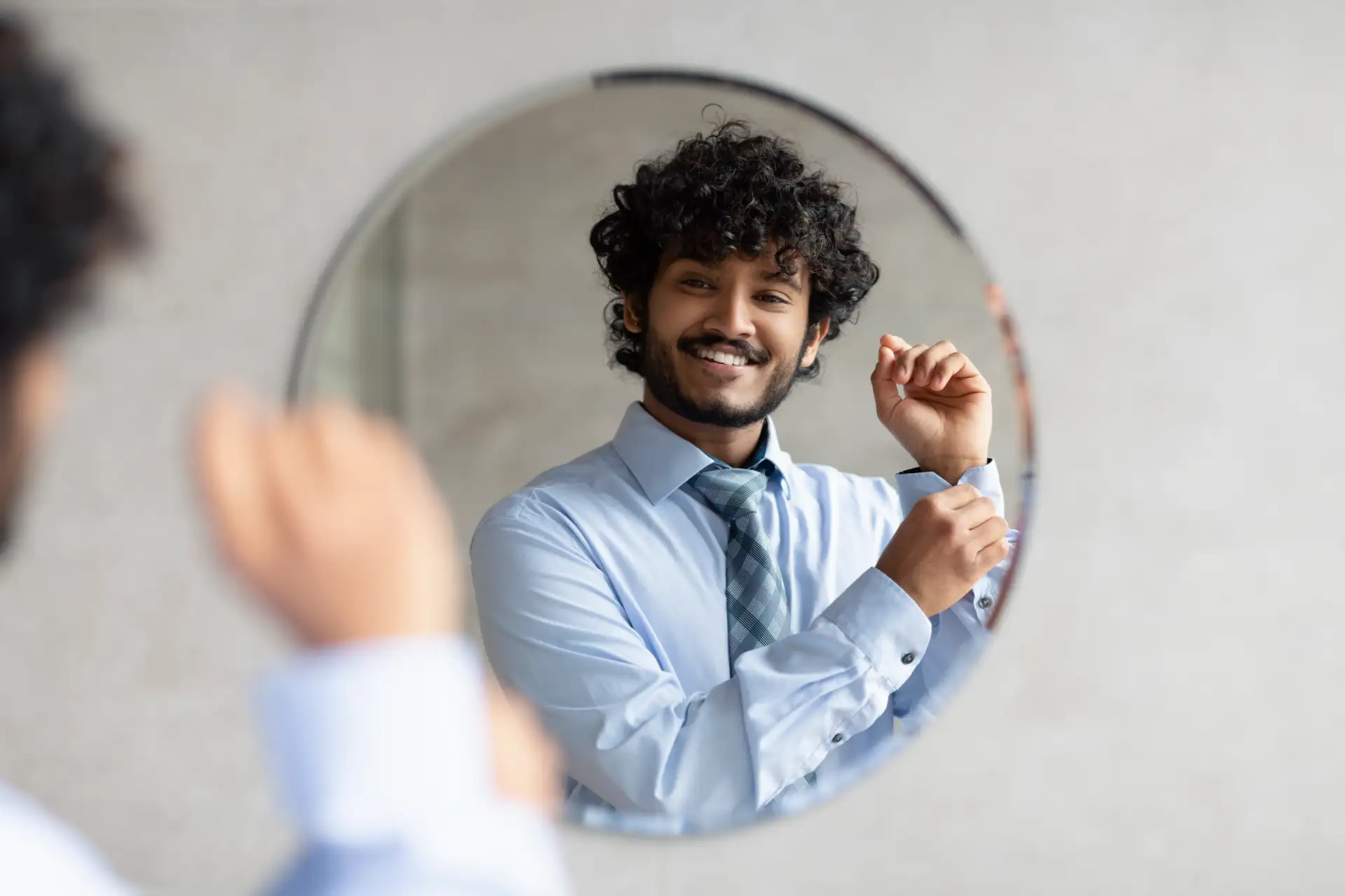 Un miroir reflétant une personne souriante