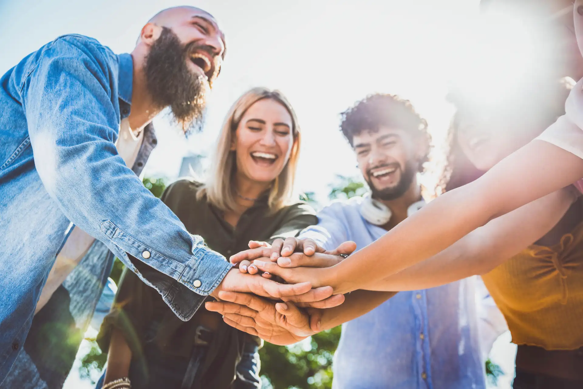 Un groupe d'amis souriants et se soutenant mutuellement