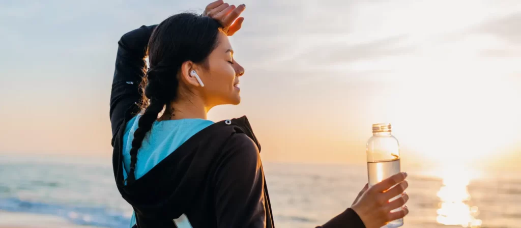 Une femme souriante faisant de l'exercice en plein air